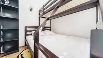 Triple Room | In-room safe, iron/ironing board, free WiFi, bed sheets