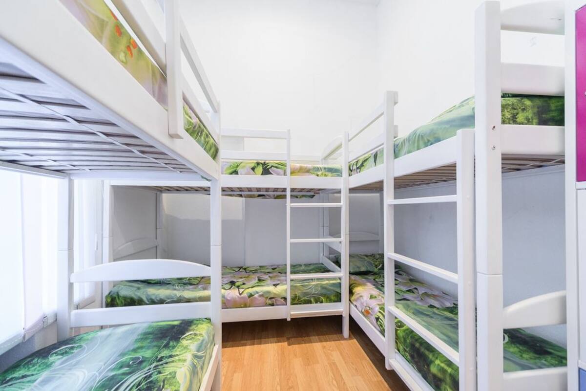 Caja de seguridad en la habitación y tabla de planchar con plancha