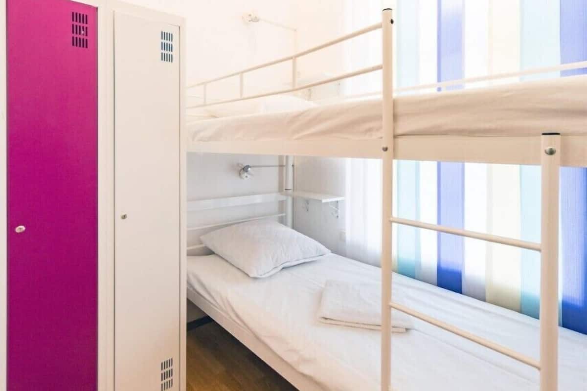 Caja de seguridad en la habitación y tabla de planchar con plancha