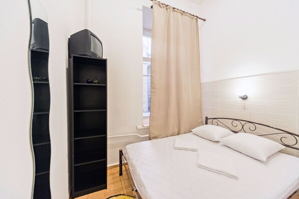 Standard-Doppelzimmer, Gemeinschaftsbad | Zimmersafe, Bügeleisen/Bügelbrett, kostenloses WLAN, Bettwäsche