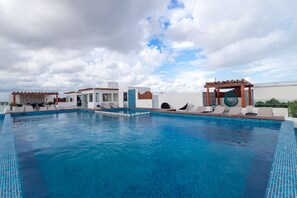 Una piscina al aire libre, una piscina en la azotea