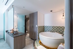 Apartamento exclusivo | Baño | Ducha y bañera combinadas, secador de pelo y toallas