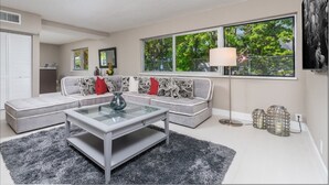TV - Bayshore Private Residence (Miami)