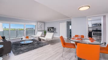 Apartment, 2 Schlafzimmer | Essbereich im Zimmer