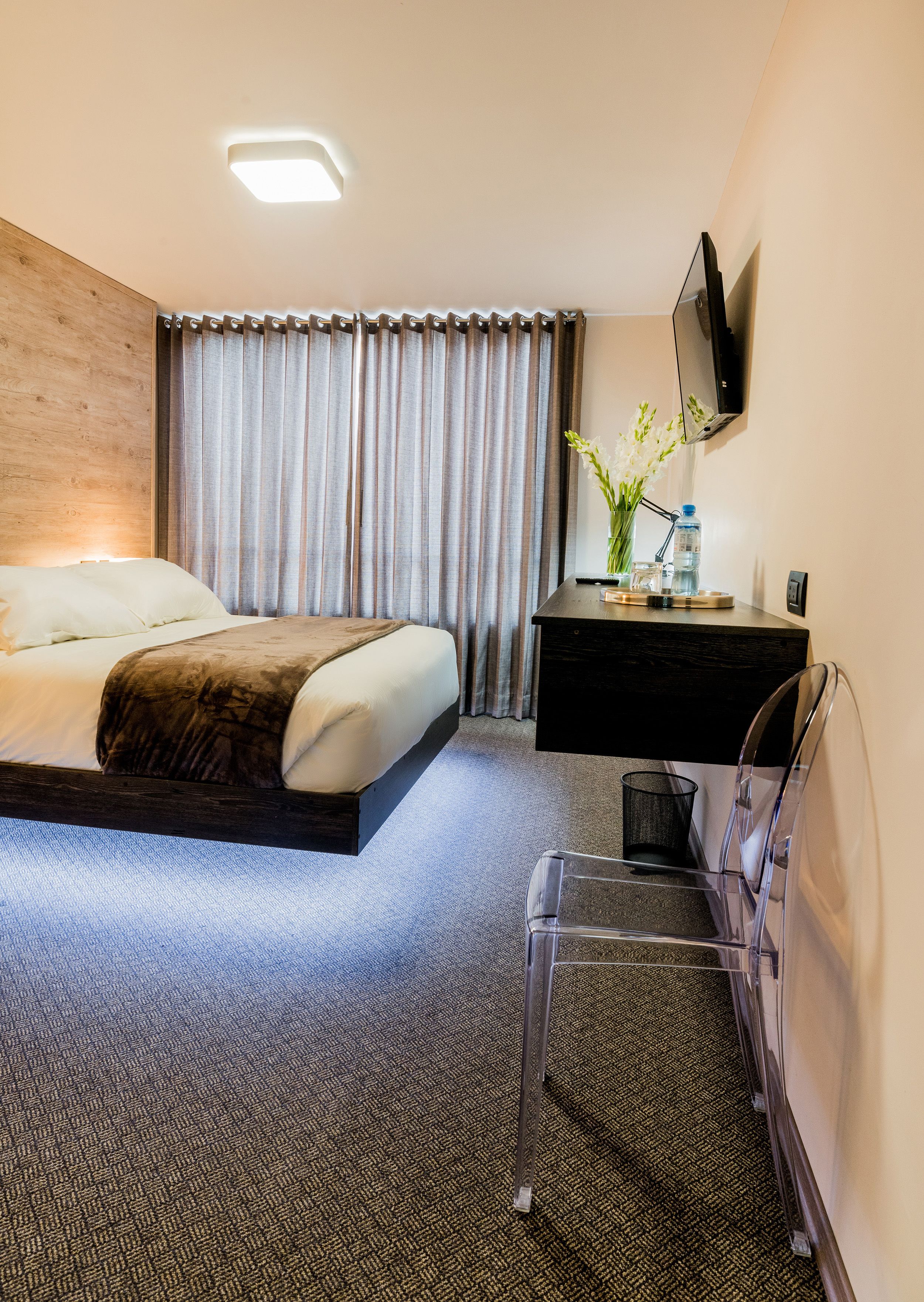 double room, 1 queen bed (street view) | premium bedding, pillow-top beds, in-room safe, desk