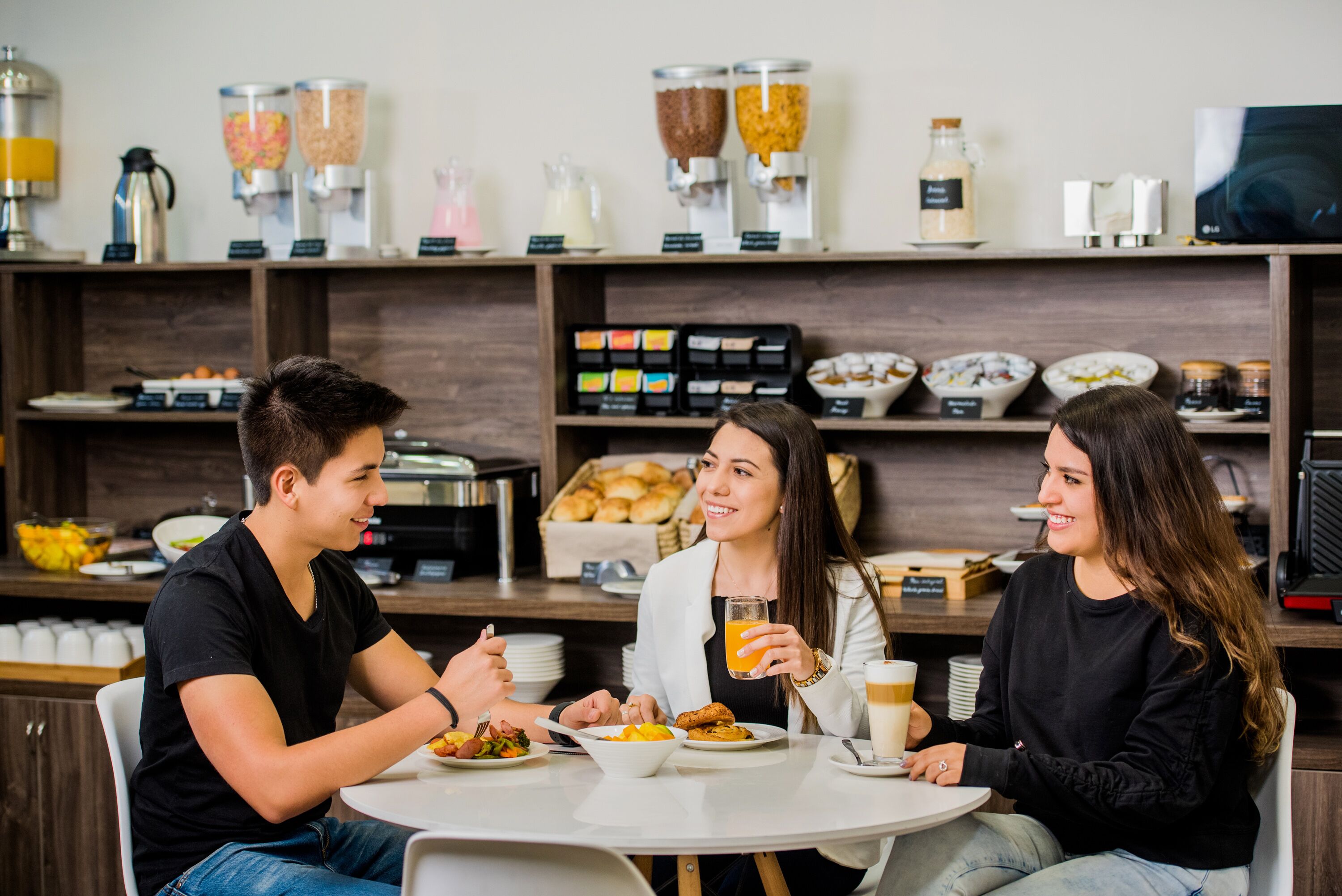 Desayuno con barra de cereales, frutas y bebidas.