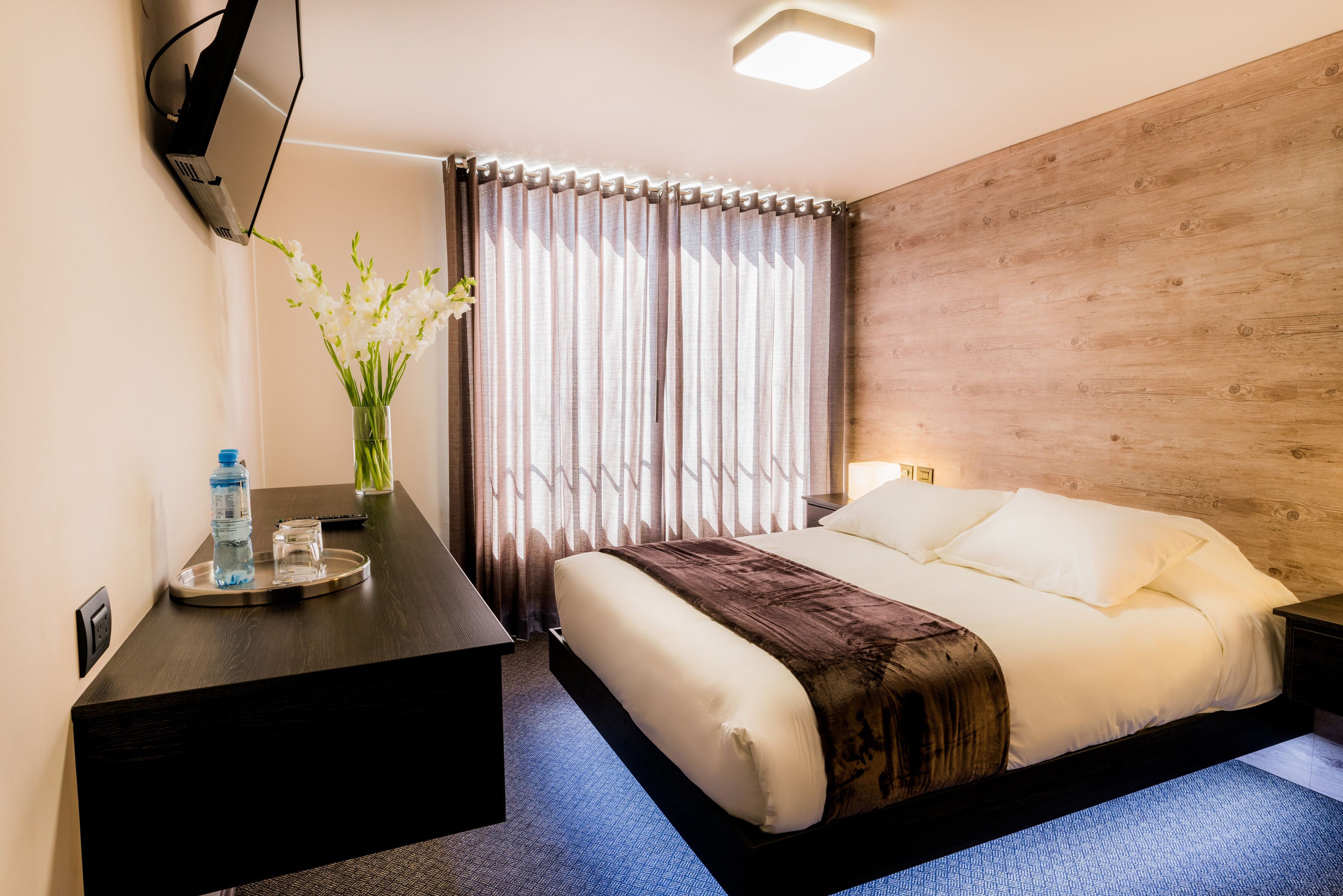 Habitación doble, 1 cama de matrimonio grande (Street view) | Ropa de cama de alta calidad y colchones con acolchado adicional