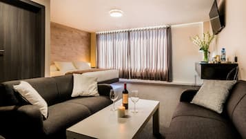 Suite superior, 1 cama de matrimonio grande (Street view) | Sala de estar | Televisión de pantalla plana de 40 pulgadas con canales por cable