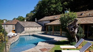 Outdoor pool, pool umbrellas, sun loungers - Rusticae Fervenza Casa Grande & Restaurant (O Corgo)