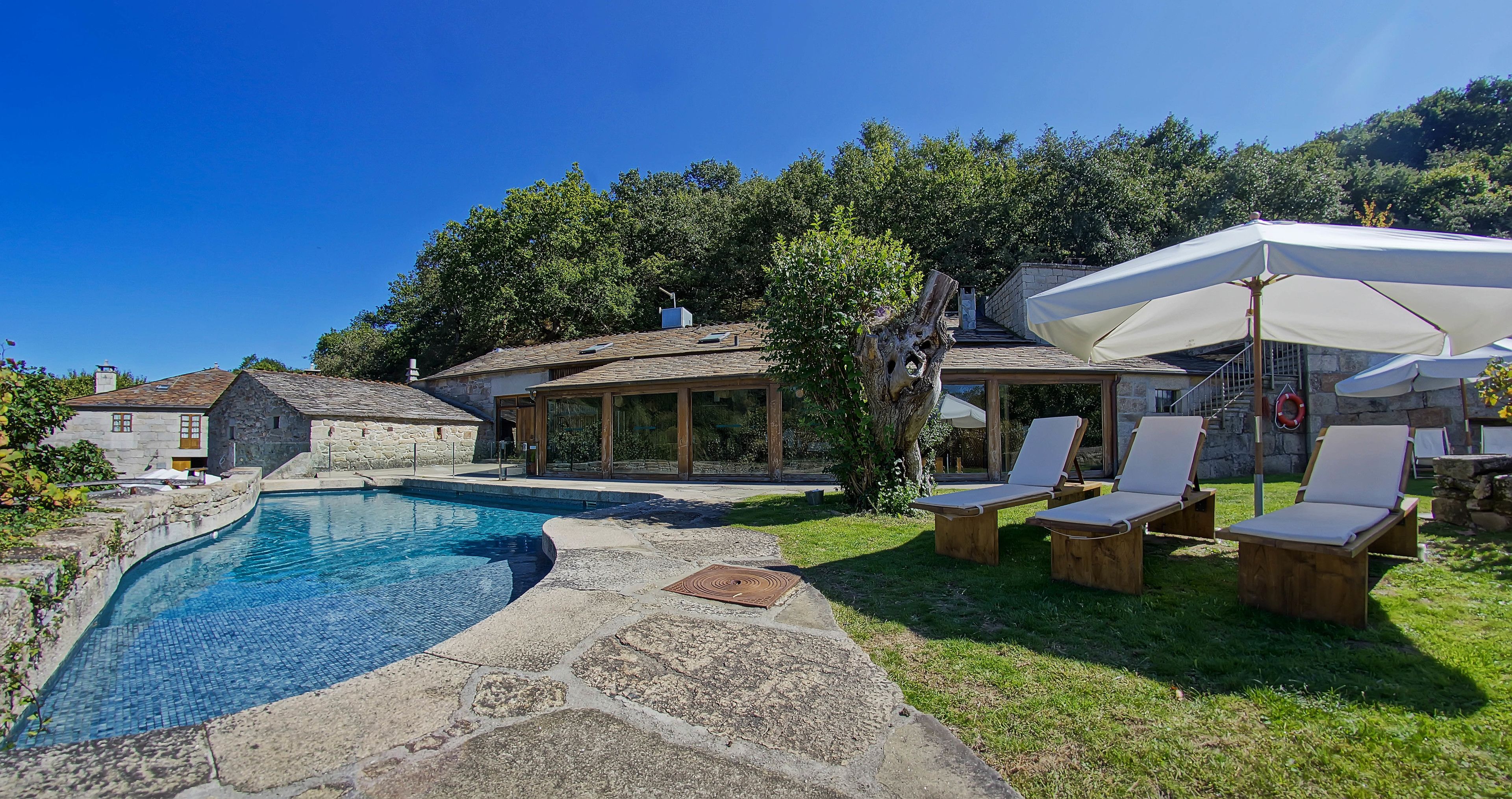 Utomhuspool, parasoller och solstolar