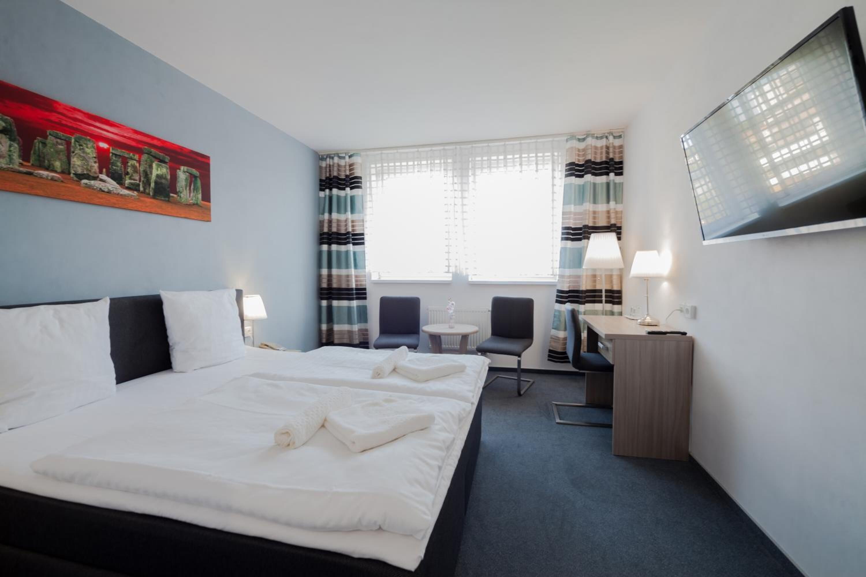 Escritorio, cortinas blackout, wifi gratis y ropa de cama 