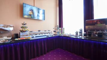 بوفيه فطور مجانًا يوميًا