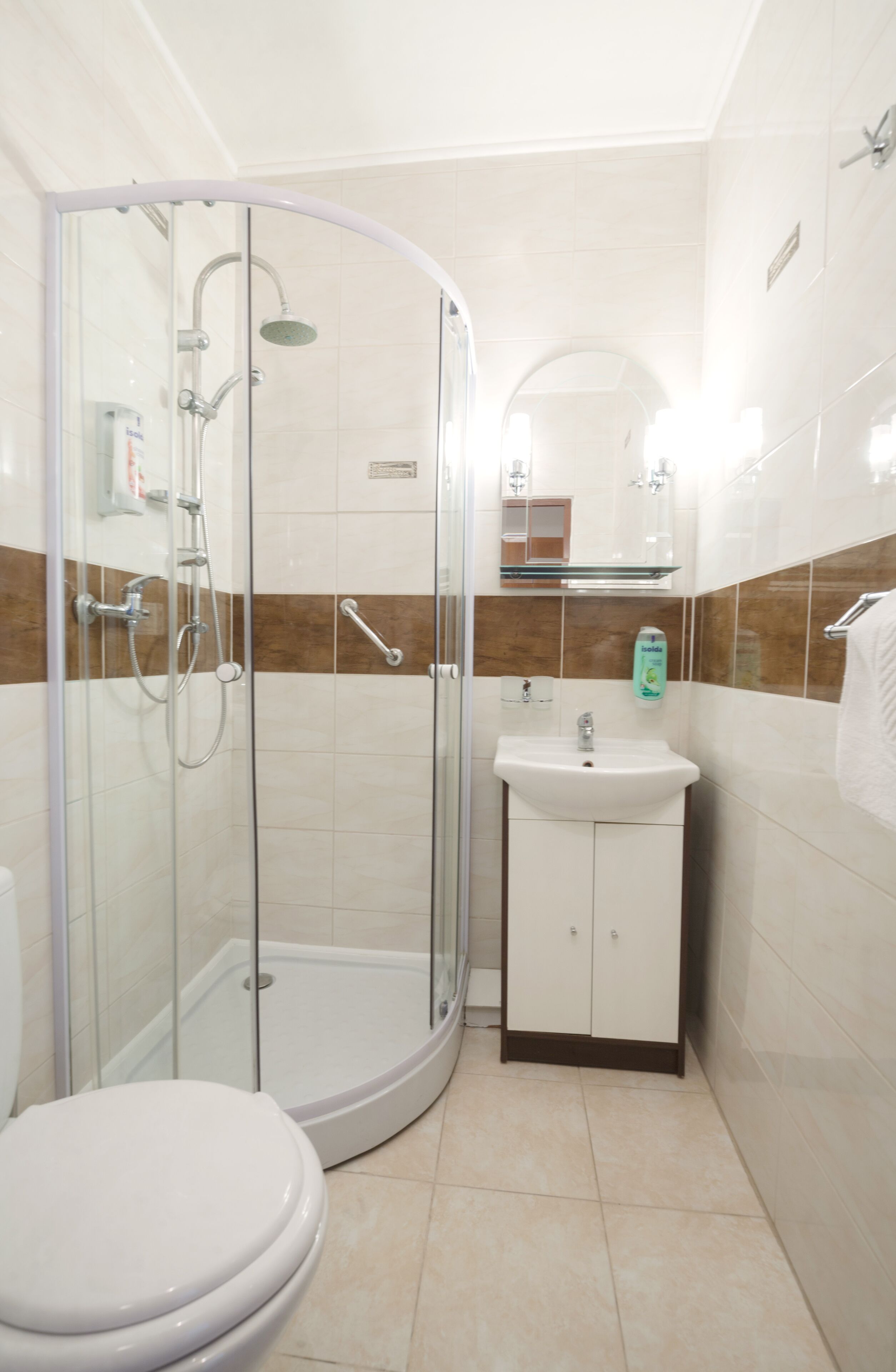 Standard-Doppelzimmer | Badezimmer | Dusche, kostenlose Toilettenartikel, Haartrockner, Handtücher