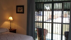 Suite 2, King Bed, separate kitchen and living room | ตู้นิรภัยในห้องพัก, โต๊ะทำงาน, Wi-Fi ฟรี, ผ้าปูที่นอน