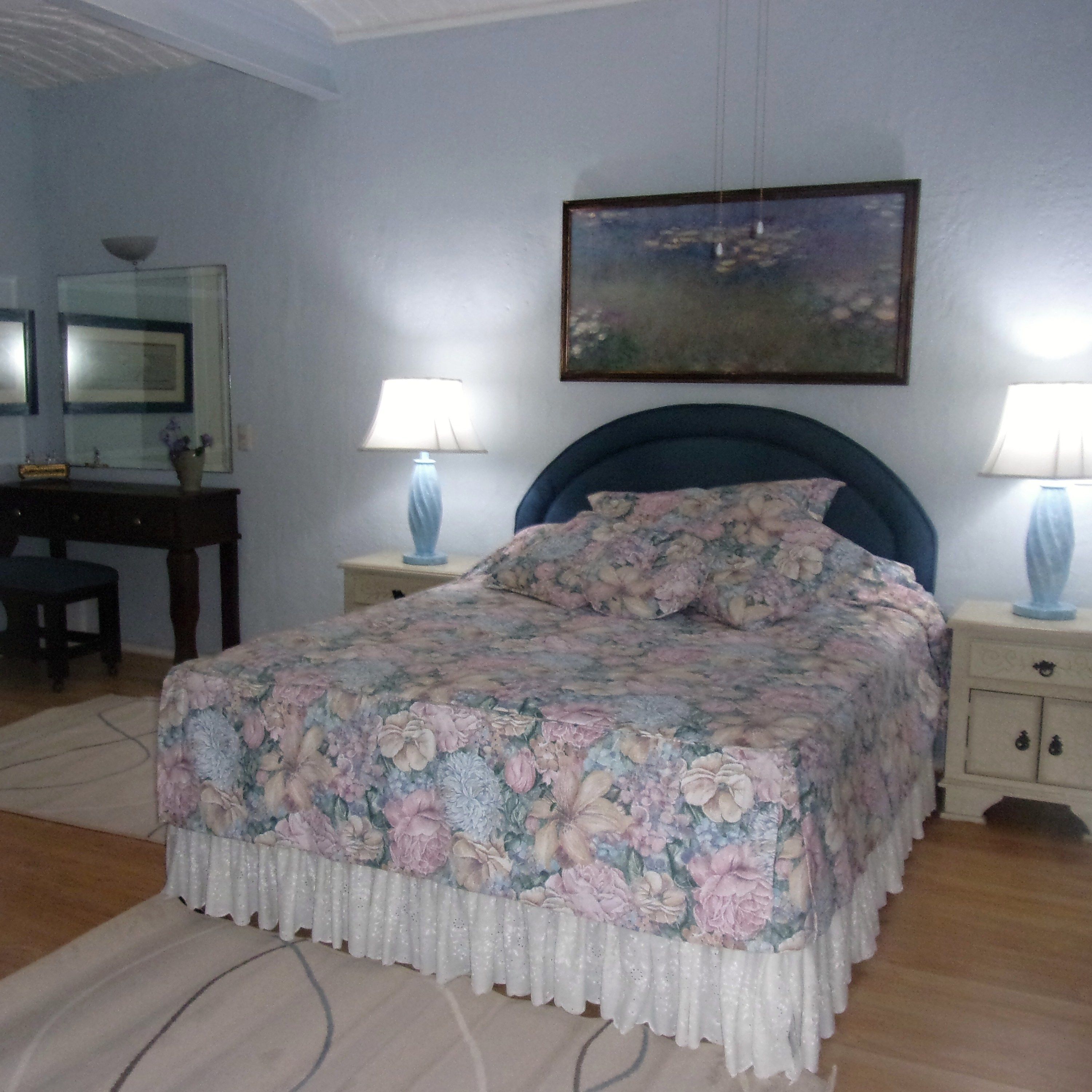 Room 3, King Bed | Caja de seguridad en la habitación, escritorio y wifi gratis 