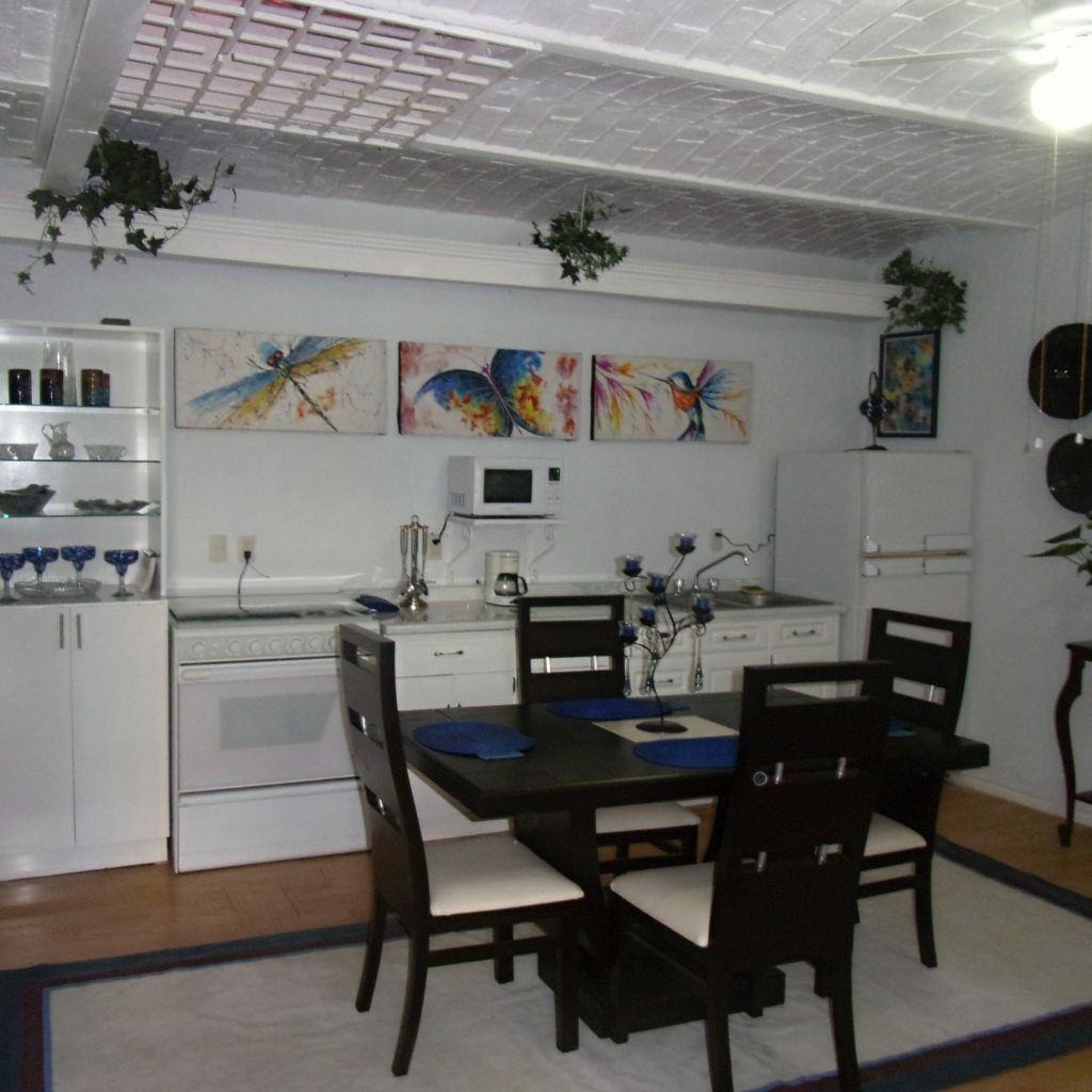 Suite 1, Queen Bed separate kitchen and living room | Cocina privada | Refrigerador y microondas 