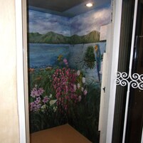 Un mural que muestra un paisaje con montañas, agua y flores.
