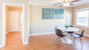 Apartment | In-room dining - Private Apt. Near LAX & Marina Del Rey (Los Angeles)