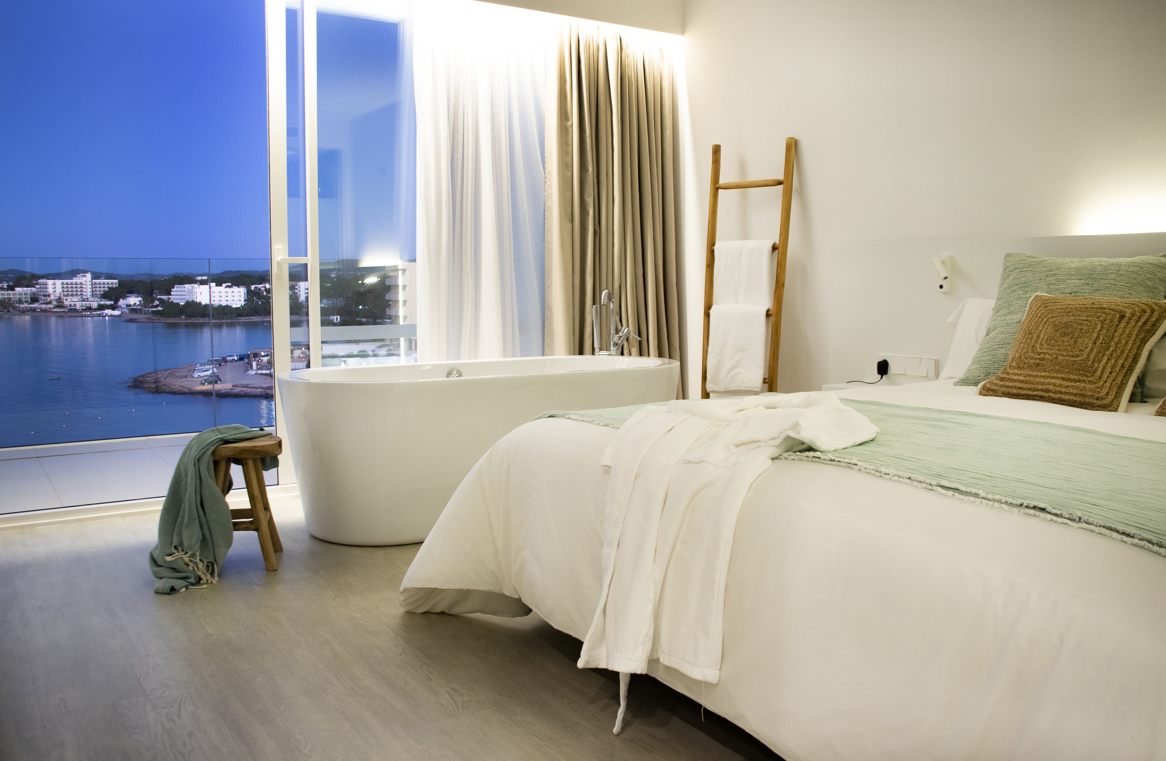 suite, balcony, sea view | 1 bedroom, minibar, in-room safe, desk