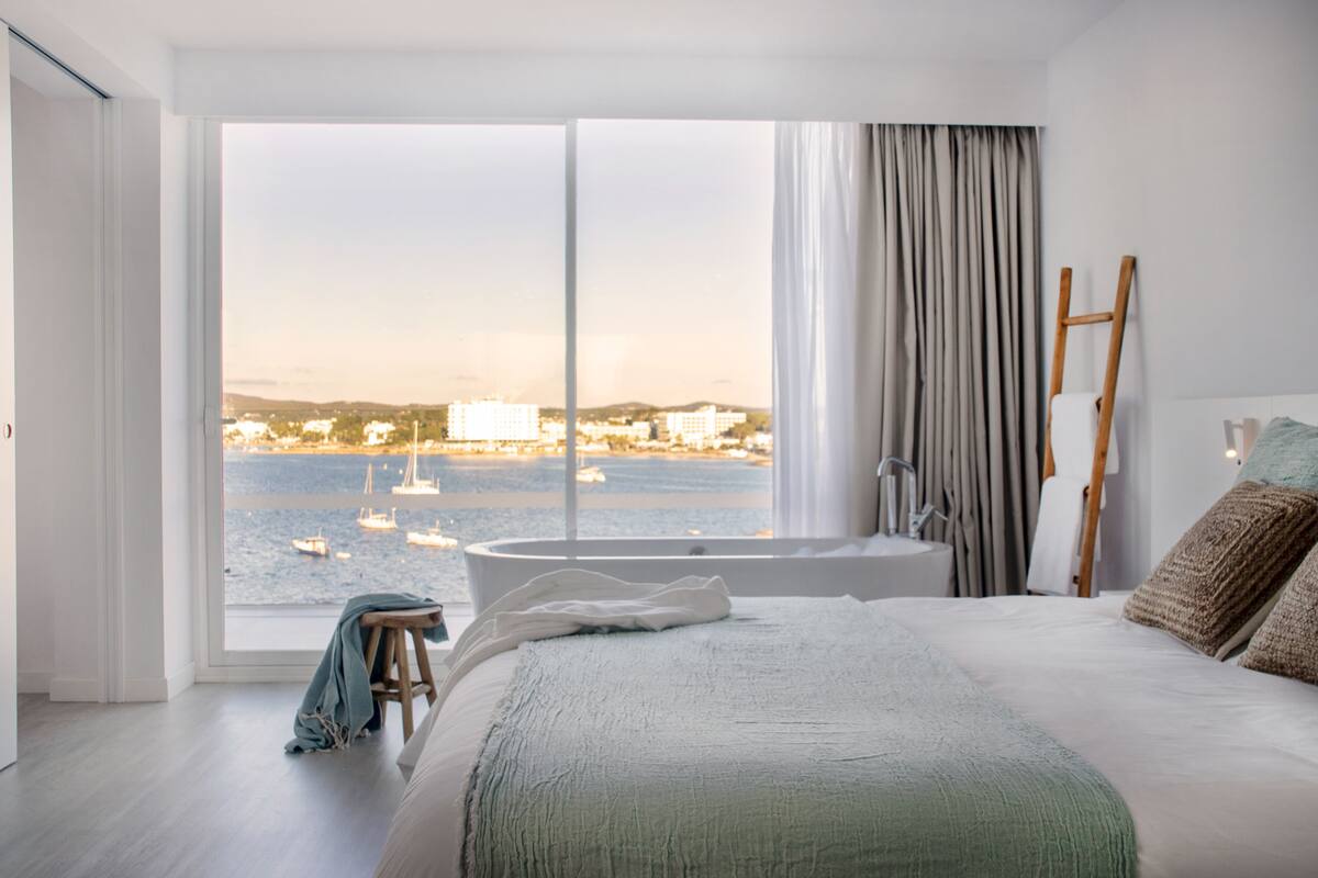 suite, balcony, sea view | 1 bedroom, minibar, in-room safe, desk