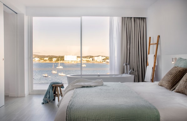 Suite, balkong, sjøutsikt | Minibar, safe på rommet, skrivebord og skrivebord for bærbar PC