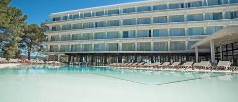 Außenpool, Sonnenschirme, Liegestühle