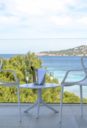 Minibar, in-room safe, desk, laptop workspace - Els Pins Resort and Spa (Sant Josep de sa Talaia)