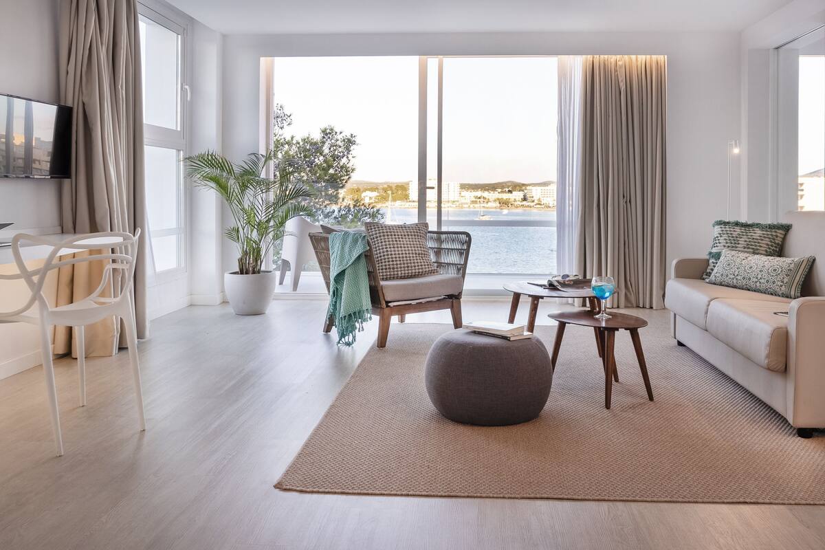 Suite, balcón, vistas al mar | Minibar, caja fuerte, escritorio y espacio para trabajar con un portátil