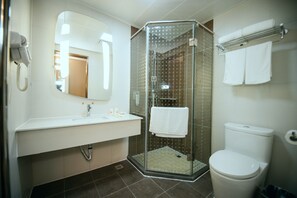 Shower, free toiletries, hair dryer, slippers - ibis Yangzhou Garden Hotel (Yangzhou)