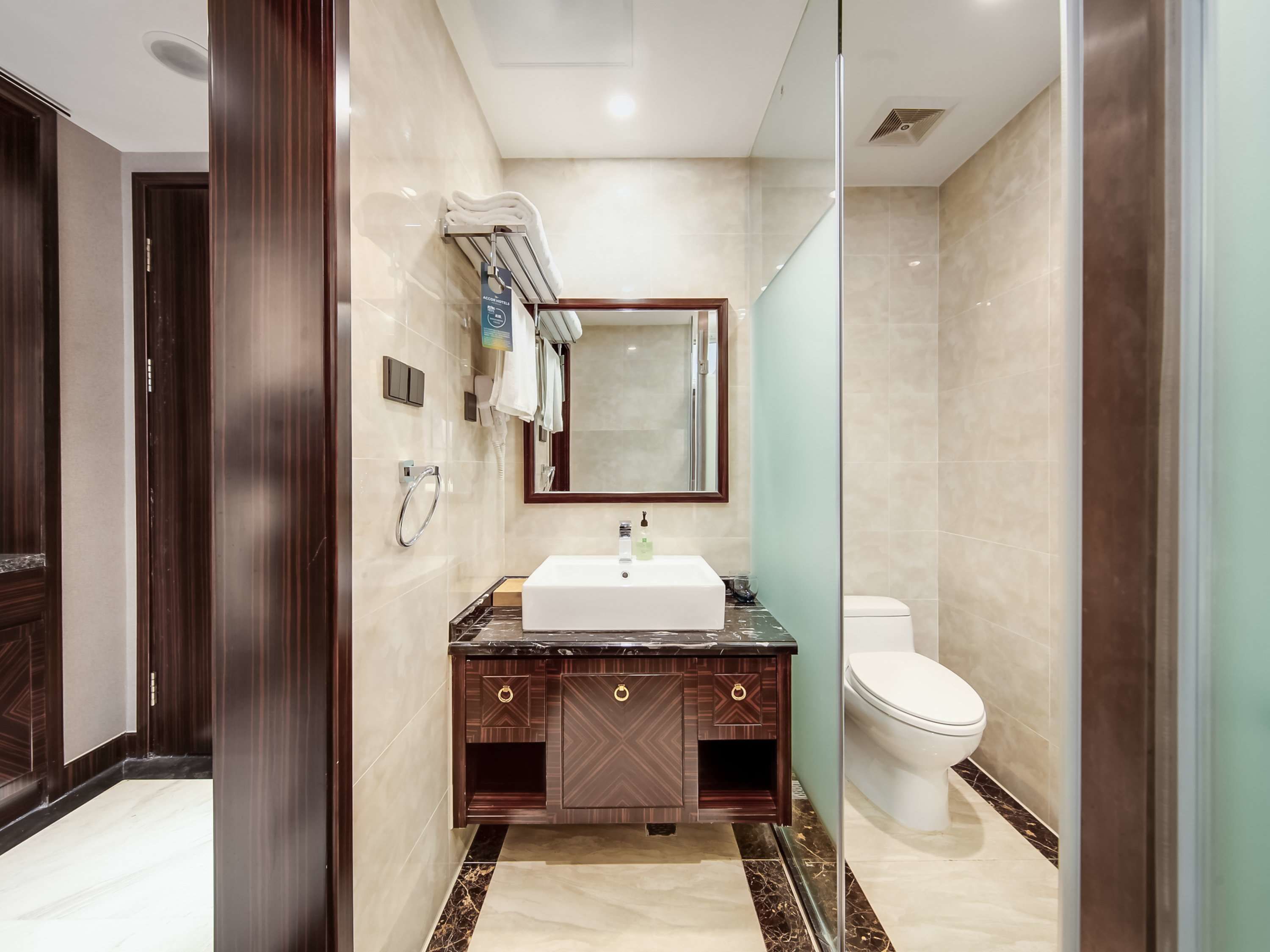 1 室のベッドルーム、高級寝具、羽毛の掛け布団、低反発ベッド