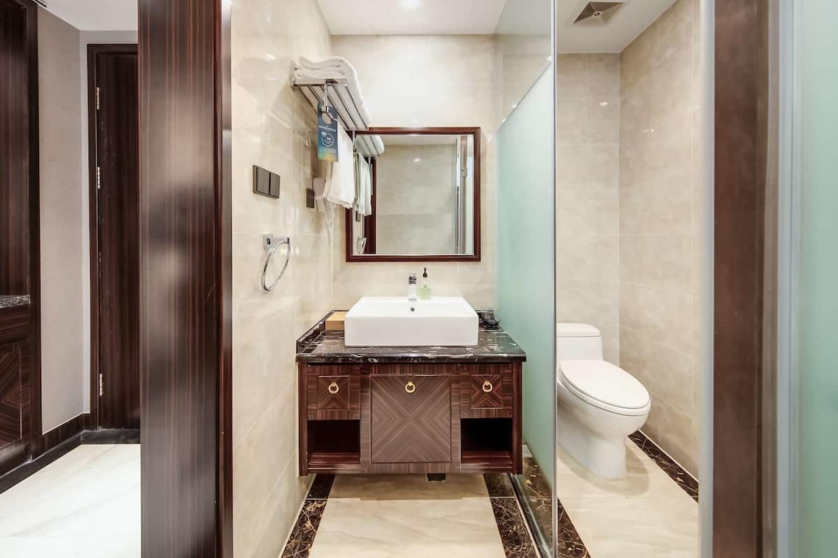 1 bedroom, premium bedding, down comforters, memory foam beds