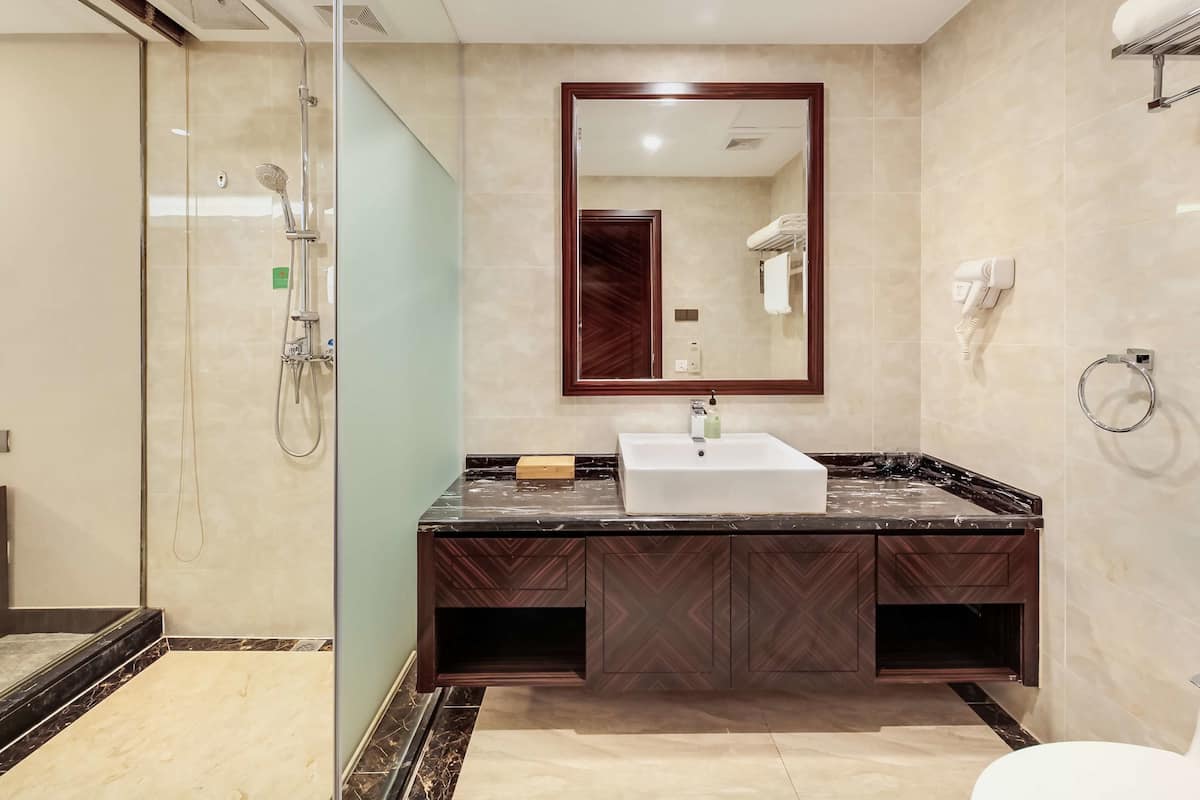 1 bedroom, premium bedding, down comforters, memory foam beds