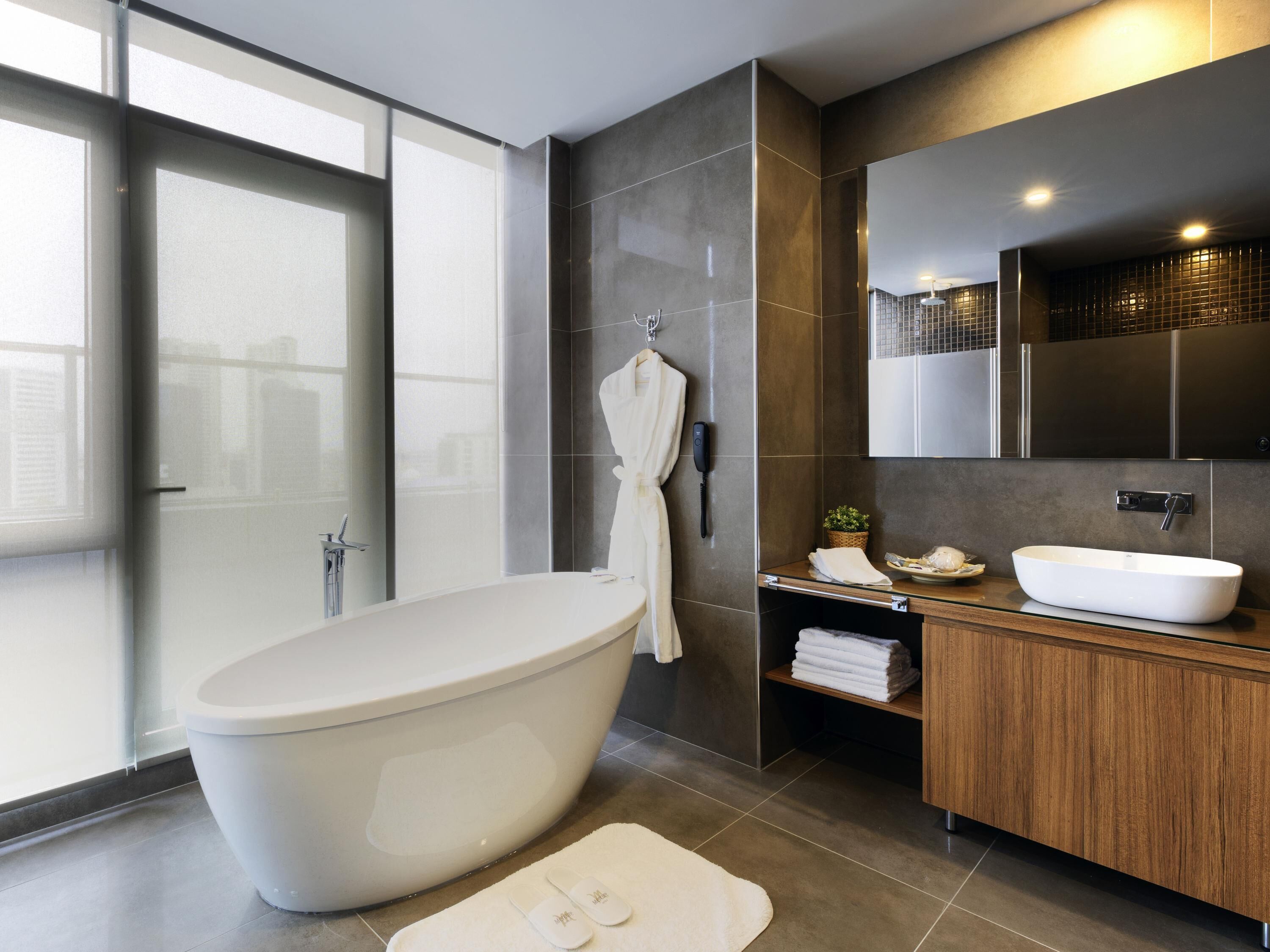 迷你吧、客房内保险箱、办公桌、隔音