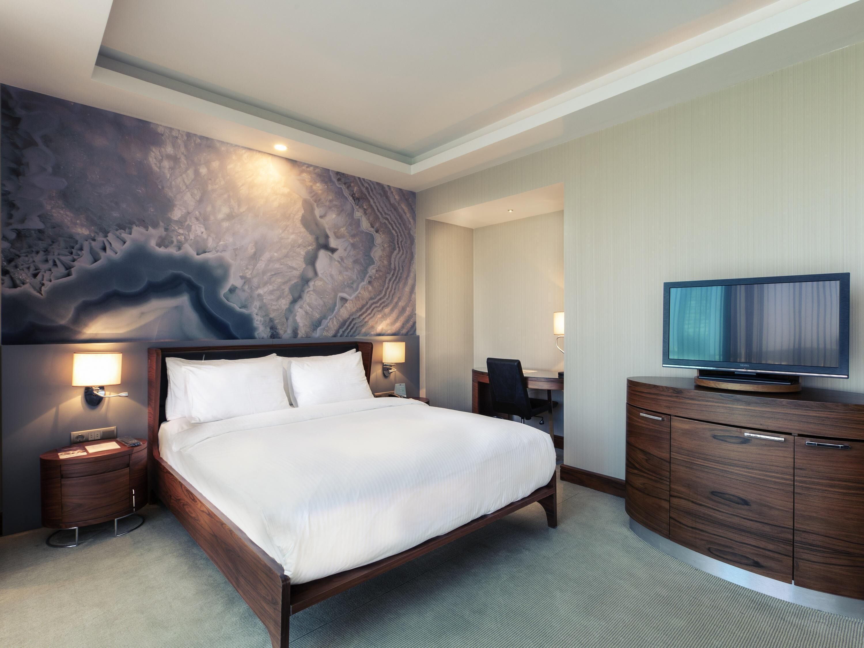 Deluxe Room, 1 King Bed | Minibar, in-room safe, desk, soundproofing