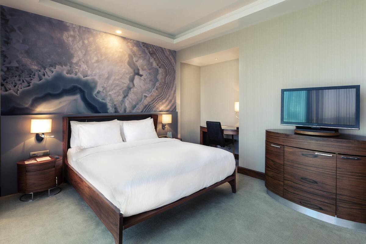 Deluxe Room, 1 King Bed | Minibar, in-room safe, desk, soundproofing