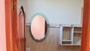 Un baño pequeño con lavamanos pedestal, inodoro y espejo.