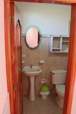 Douche, sèche-cheveux, serviettes fournies