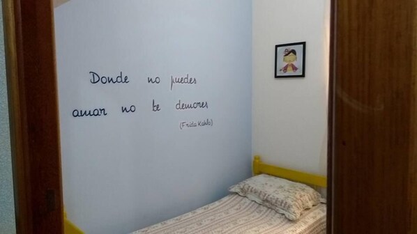 Escritorio, wifi gratis y ropa de cama 
