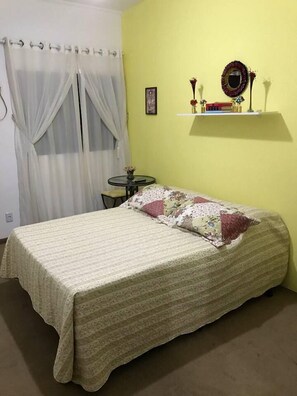 Escritorio, wifi gratis y ropa de cama 