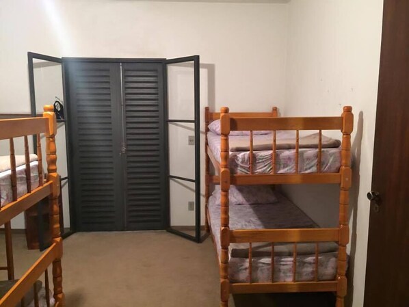 Escrivaninha, Wi-Fi de cortesia, roupa de cama