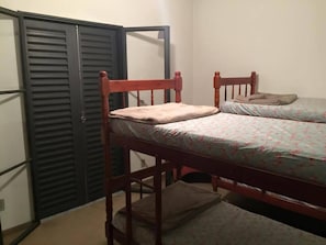 Escritorio, wifi gratis y ropa de cama 