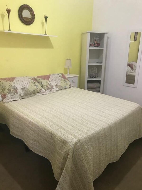 Escritorio, wifi gratis y ropa de cama 