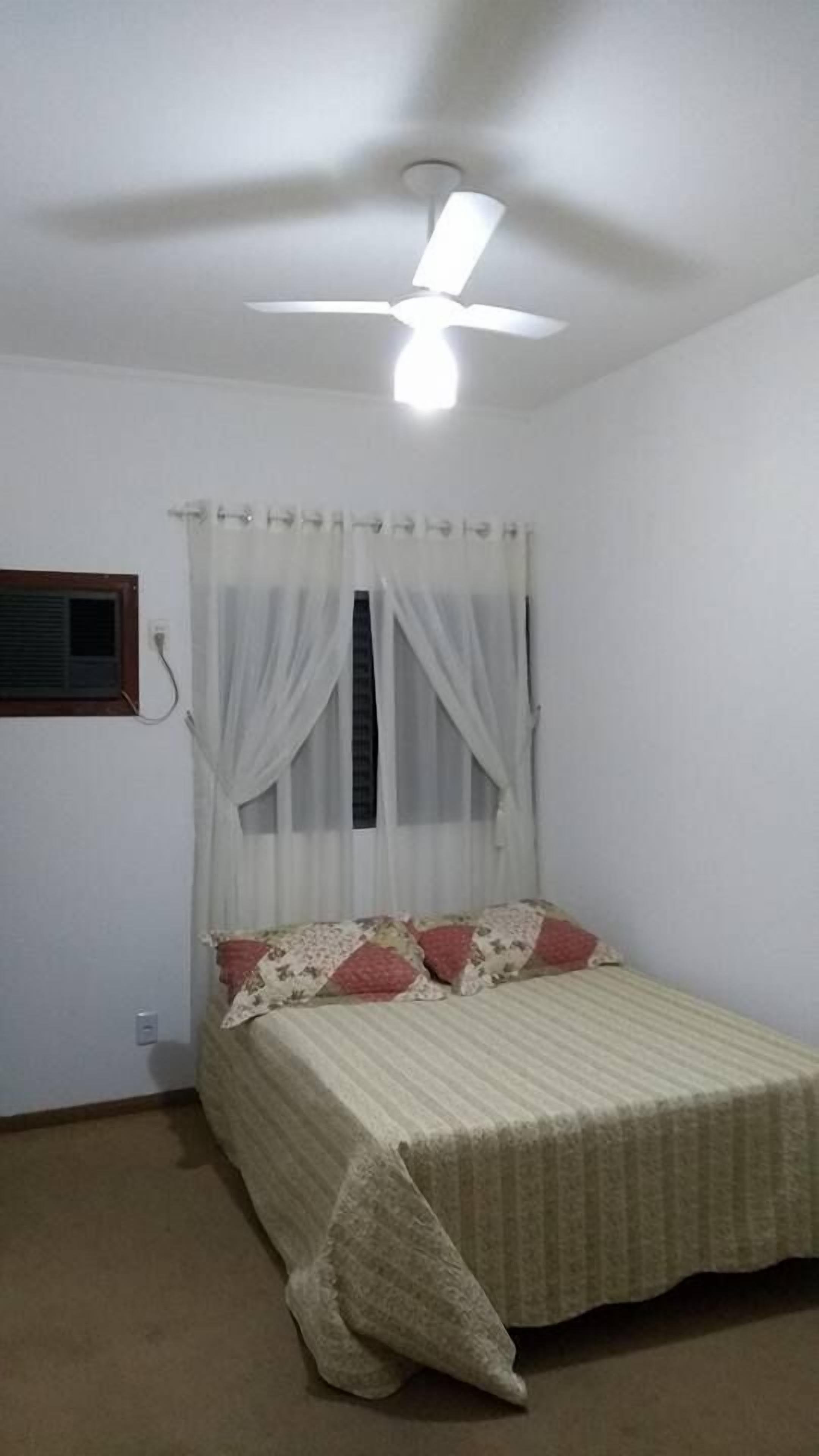 Escrivaninha, Wi-Fi de cortesia, roupa de cama