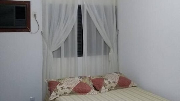 Escritorio, wifi gratis y ropa de cama 