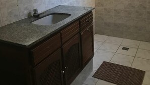 Escritorio, wifi gratis y ropa de cama 
