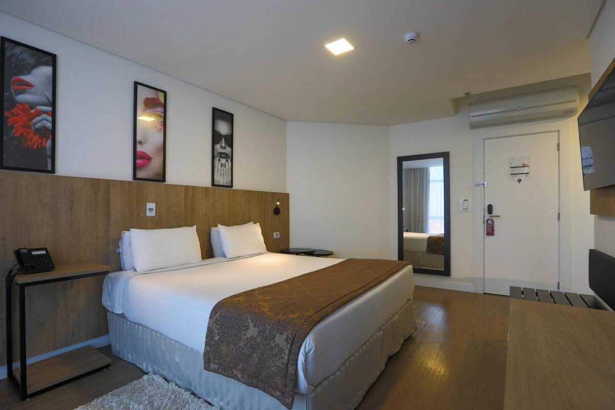 Luxe beddengoed, een minibar, een kluis op de kamer, een bureau
