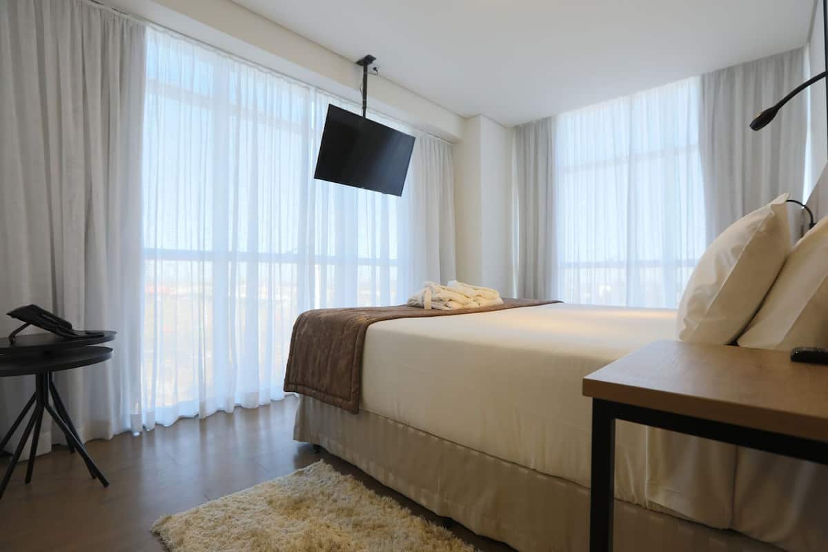 premium room | premium bedding, minibar, in-room safe, desk