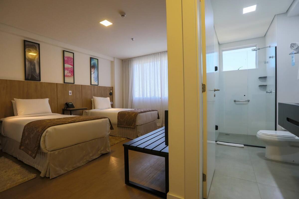 Luxe beddengoed, een minibar, een kluis op de kamer, een bureau