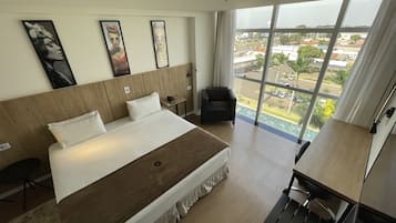 Quarto luxo, 1 cama King | Roupas de cama premium, frigobar, cofres nos quartos, escrivaninha