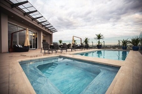 Piscine extérieure, chaises longues. Hotel Transamerica Maringá
